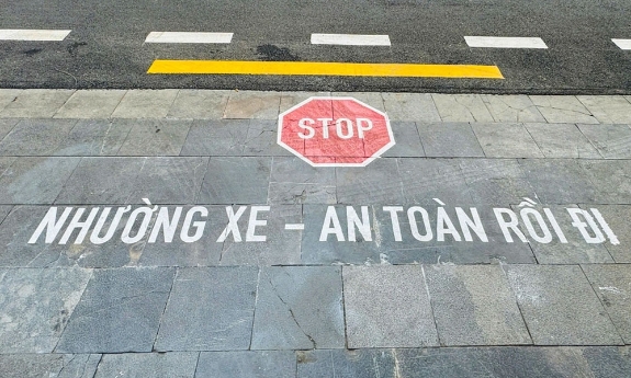 Cục CSGT thí điểm sơn chữ "Nhường xe - an toàn rồi đi” trên đường Hà Nội
